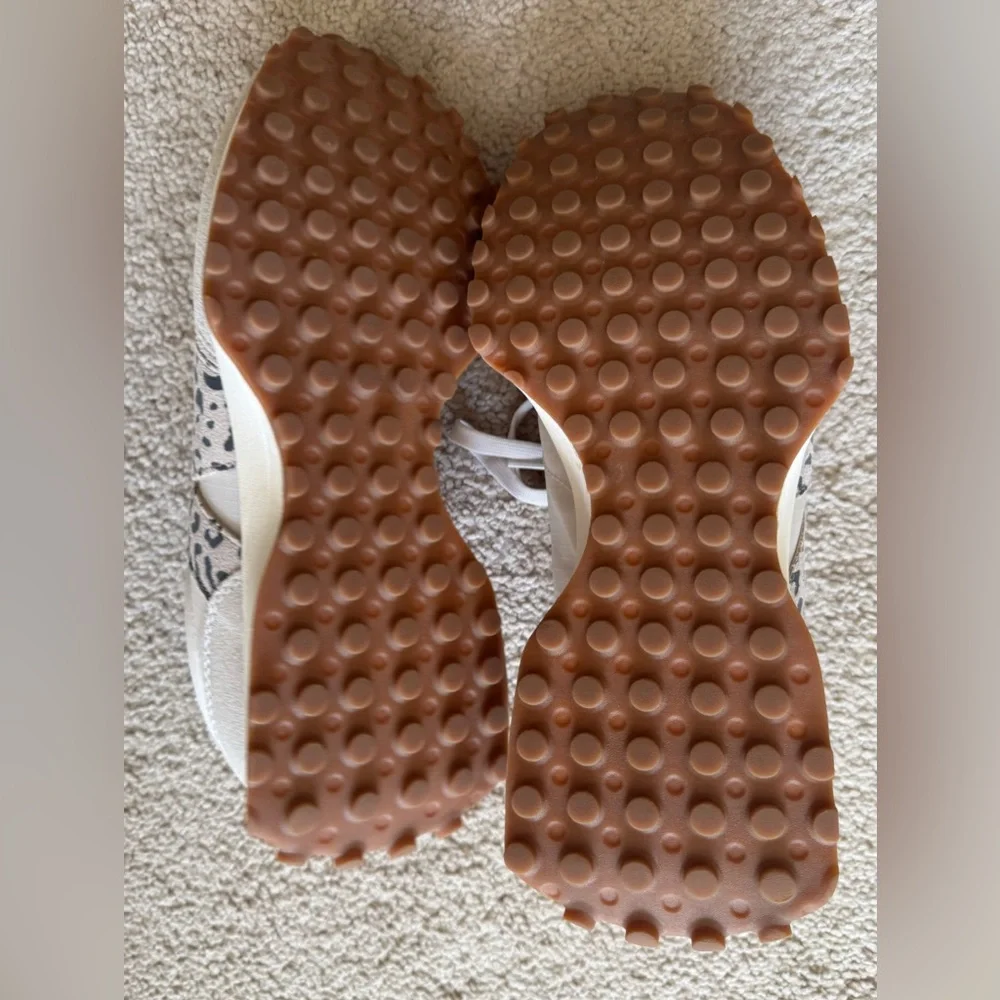 New Balance 327 off White Sneakers
Men’s 8.5 Women’s 10 - Picture 5 of 7